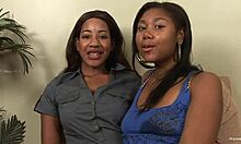 दो काली महिलाएं स्ट्रैपऑन का उपयोग करके लेस्बियन सेक्स में संलग्न होती हैं।