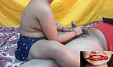 मिठाई भारतीय बेब देता है एक कामुक पैर की मालिश