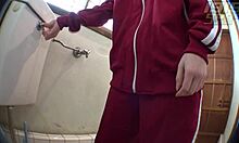 छोटा एशियाई किशोर शौचालय कैमरे पर उसके गधे गड़बड़ हो जाता है