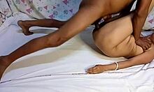 भारतीय पत्नी के साथ तंग गांड और दर्दनाक सेक्स मिशनरी पोजीशन में - बंगालीxxx युगल