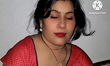 उत्तेजित भारतीय पत्नी वेबकैम पर शरारती हो जाती है