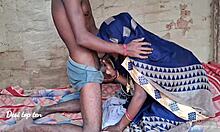 भारतीय अमेचुर कपल के घर का बना गुदा और उनके लिविंग रूम में ओरल सेक्स